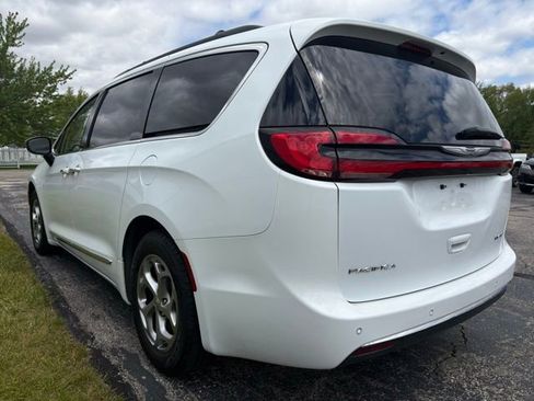 Used 2023 Chrysler Pacifica Limited FWD image 2