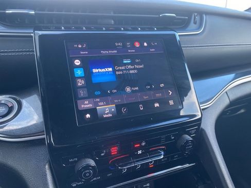 Used 2023 Jeep Grand Cherokee L Laredo image 13