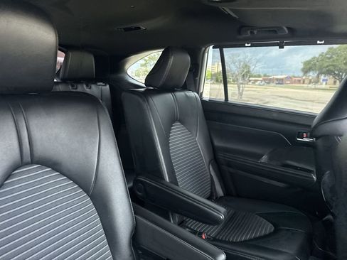 Used 2022 Toyota Highlander XSE AWD/4WD image 34