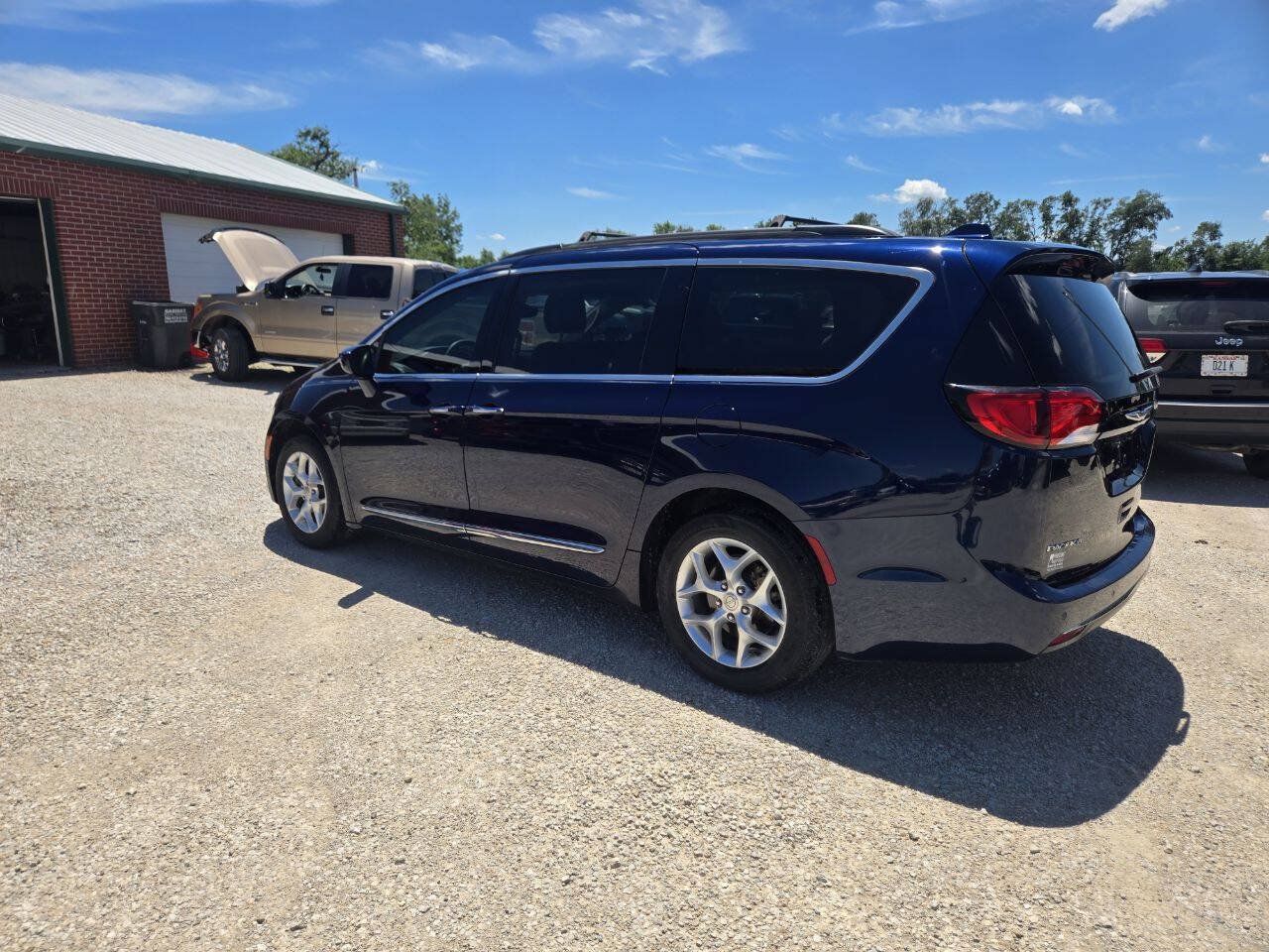 Used 2017 Chrysler Pacifica Touring-L w/ Tire & Wheel Group FWD image 6