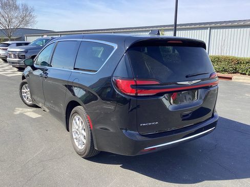Used 2024 Chrysler Pacifica Touring-L image 2