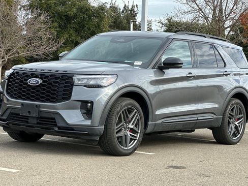 Used 2025 Ford Explorer ST-Line w/ ST-Line Street Pack image 8