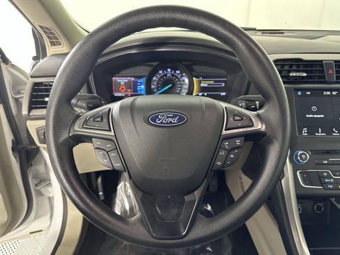 Used 2018 Ford Fusion SE w/ Fusion SE Technology Package FWD image 14