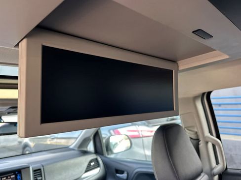 Used 2016 Toyota Sienna SE image 16