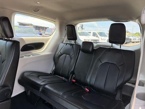 Used 2023 Chrysler Pacifica Touring-L FWD image 12