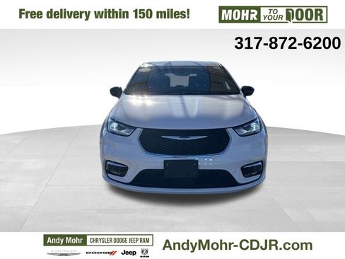 Used 2025 Chrysler Pacifica Select image 2