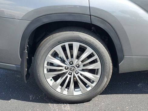 New 2026 Toyota Highlander Platinum image 5