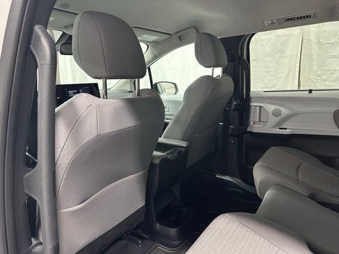 Used 2026 Toyota Sienna LE image 48