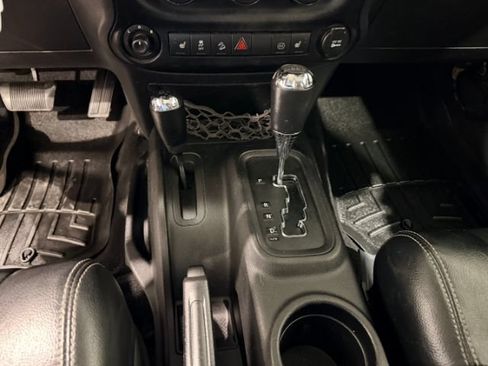 Used 2012 Jeep Wrangler Unlimited Sahara w/ Connectivity Group AWD/4WD image 17