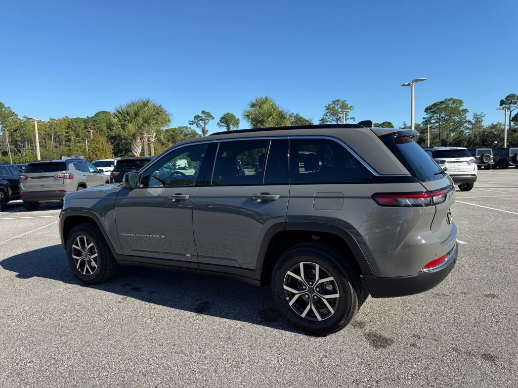 New 2027 Jeep Grand Cherokee Laredo RWD image 5