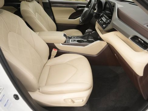 Used 2022 Toyota Highlander Platinum image 19