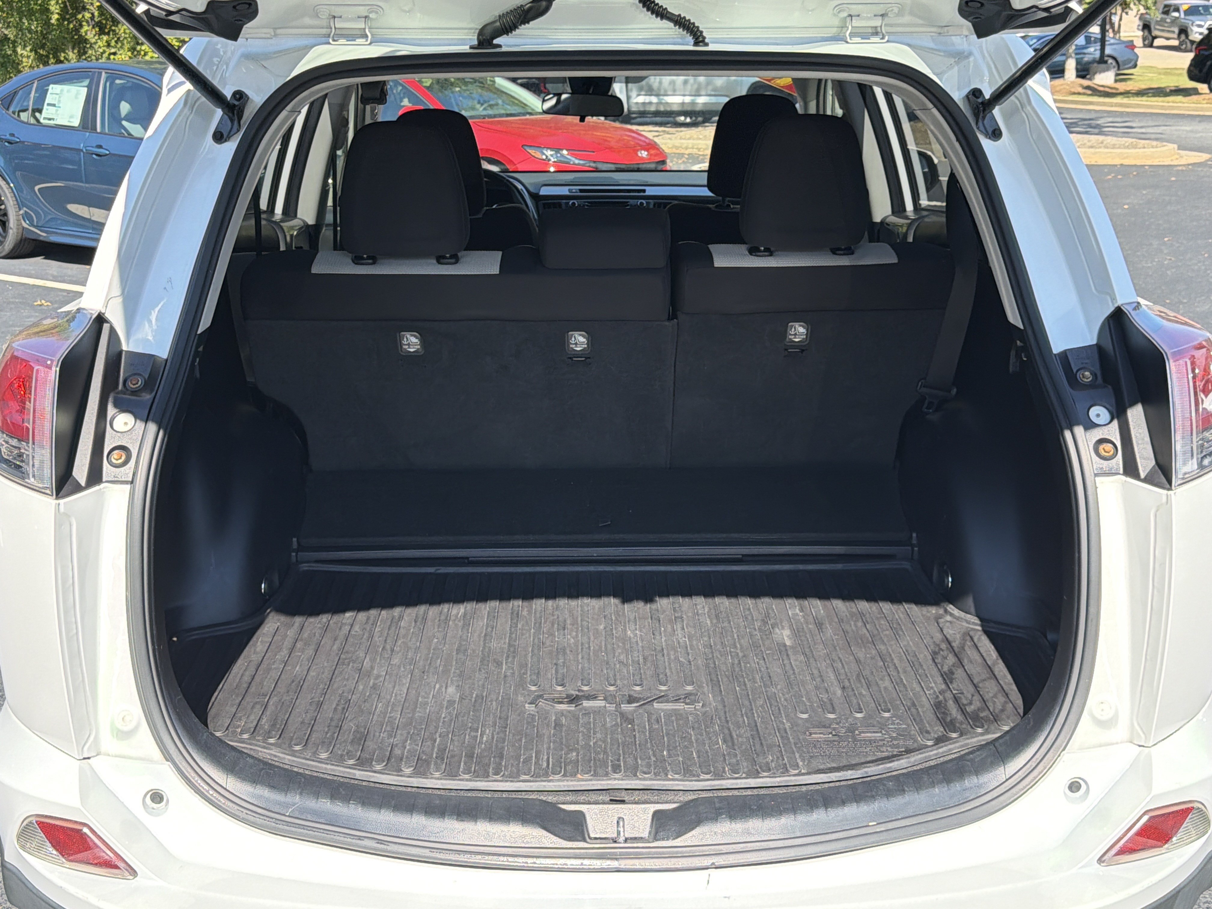 Used 2018 Toyota RAV4 XLE w/ Protection Package AWD/4WD image 18