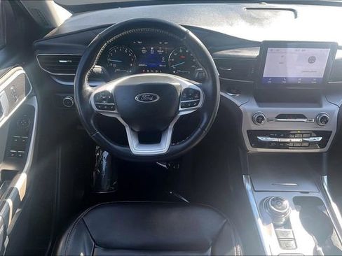 Certified 2022 Ford Explorer XLT w/ Equipment Group 202A image 5