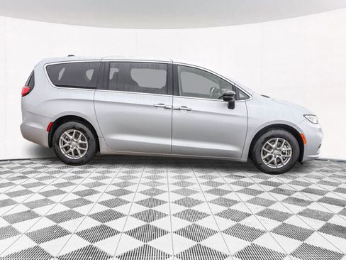 New 2026 Chrysler Pacifica Select image 13