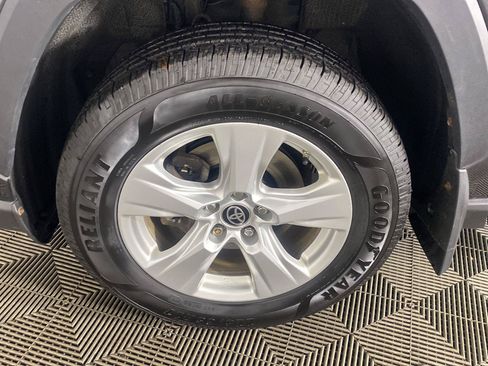 Used 2021 Toyota RAV4 LE AWD/4WD image 17