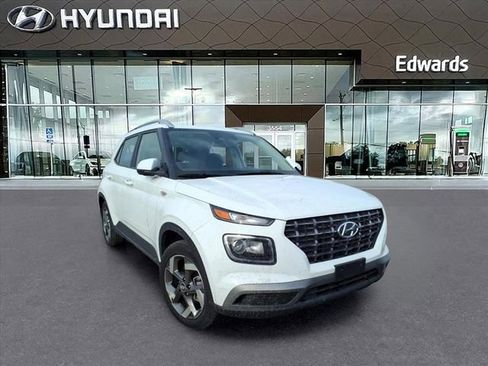 Used 2025 Hyundai Venue SEL image 3