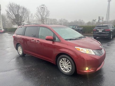 Used 2016 Toyota Sienna XLE Premium image 3