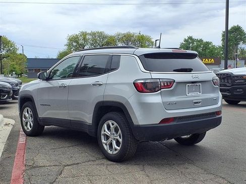 Used 2024 Jeep Compass Latitude AWD/4WD image 2