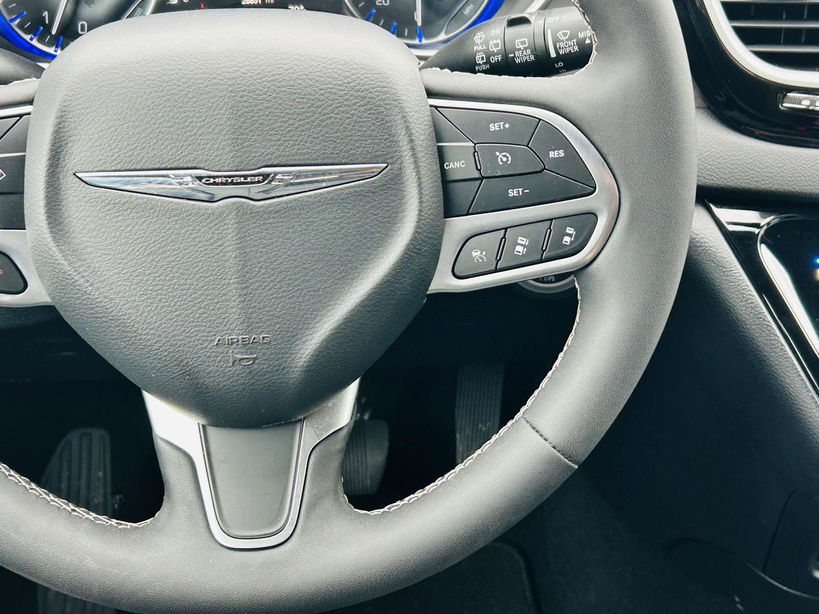 Used 2025 Chrysler Pacifica Select FWD image 18