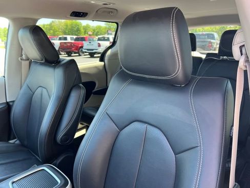 Used 2024 Chrysler Pacifica Touring-L FWD image 13