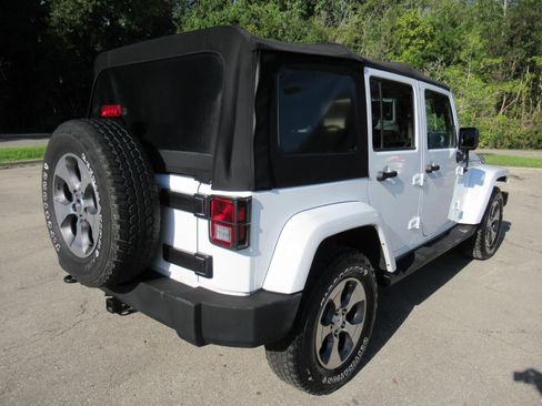 Used 2017 Jeep Wrangler Unlimited Sahara w/ Connectivity Group AWD/4WD image 7