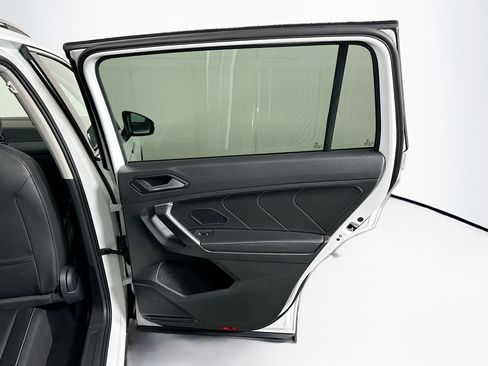 Used 2024 Volkswagen Tiguan SE image 30