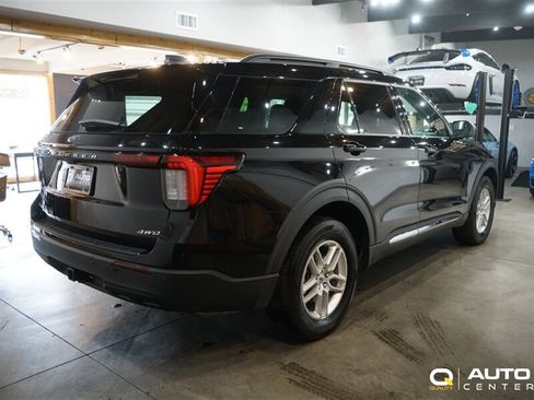 Used 2025 Ford Explorer Active AWD/4WD image 4
