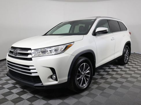 Used 2019 Toyota Highlander XLE w/ Carpet Mat Package (TMS) AWD/4WD image 5