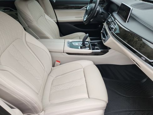 Used 2020 BMW 740i w/ Premium Package image 17