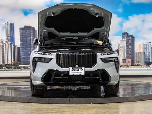 Used 2024 BMW X7 xDrive40i w/ M Sport Package AWD/4WD image 4