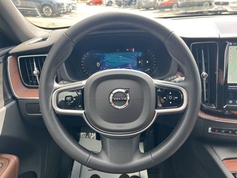 Certified 2025 Volvo XC60 B5 Ultra image 31