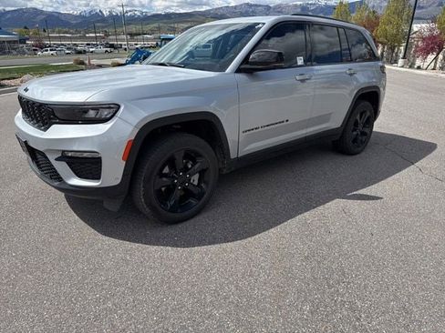Used 2023 Jeep Grand Cherokee Limited w/ Luxury Tech Group II AWD/4WD image 1
