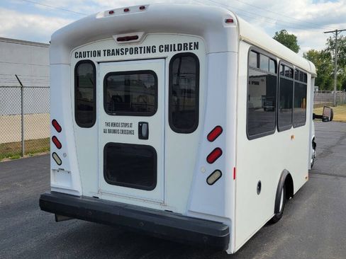 Used 2015 Chevrolet Express 4500 w/ Shuttle Bus Package RWD image 7
