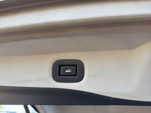 Used 2018 Nissan Rogue SL w/ Premium Package image 10