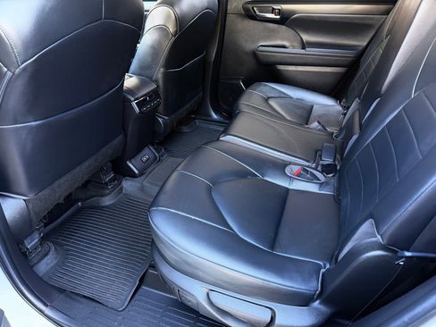Certified 2023 Toyota Highlander XLE image 19