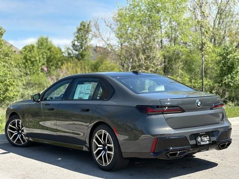 Used 2025 BMW 760i xDrive w/ Luxury Rear Seating Package image 4