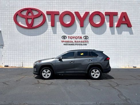 Used 2019 Toyota RAV4 XLE FWD image 2