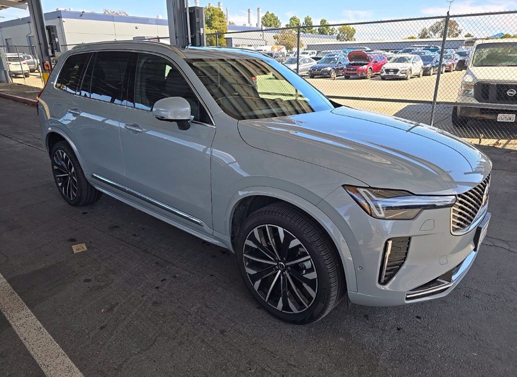 Used 2025 Volvo XC90 T8 Plus w/ Protection Package Premier AWD/4WD image 3