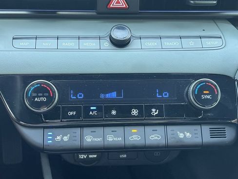 Certified 2025 Hyundai Elantra Limited FWD image 24