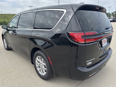 New 2026 Chrysler Pacifica Select image 13