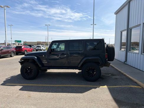 Used 2018 Jeep Wrangler Unlimited Sahara w/ Connectivity Group AWD/4WD image 8