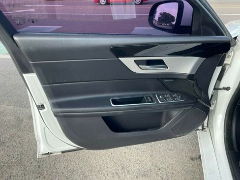 Used 2017 Jaguar XF RWD image 9