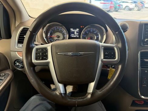 Used 2014 Chrysler Town & Country Touring image 17