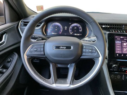 Used 2025 Jeep Grand Cherokee Laredo RWD image 17