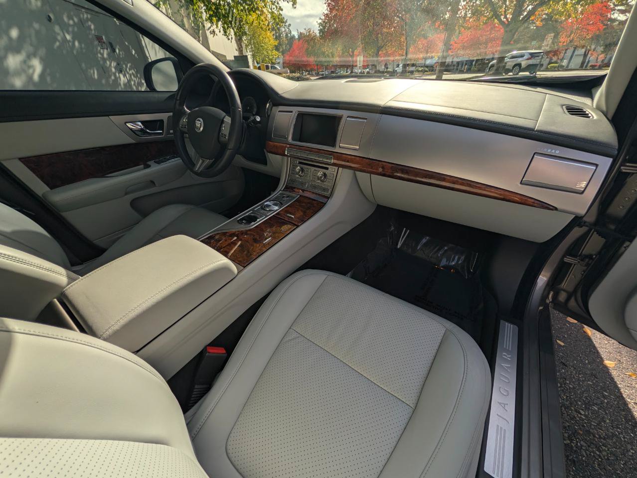 Used 2009 Jaguar XF Premium RWD image 16