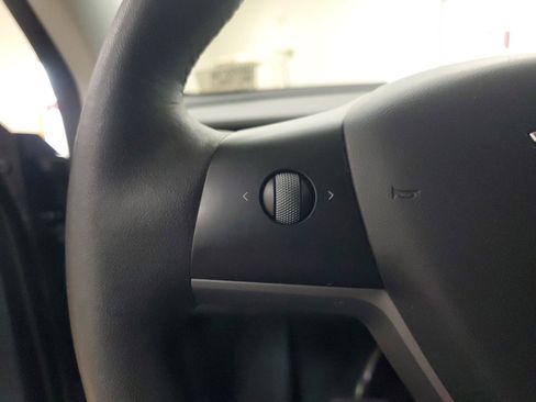 Used 2022 Tesla Model Y Long Range image 23