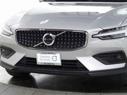 Certified 2025 Volvo V60 B5 Cross Country Plus image 3