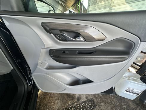 Used 2024 GMC Terrain SLT image 31