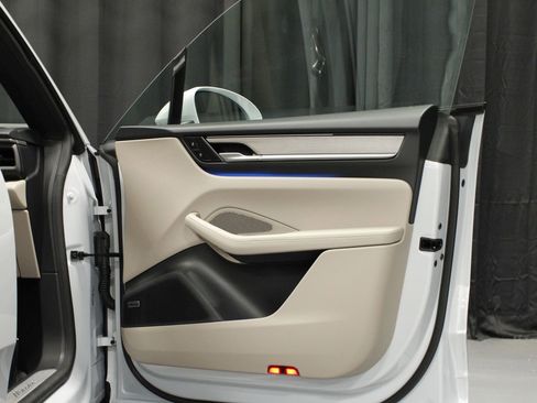 Certified 2025 Porsche Macan Electric RWD image 32