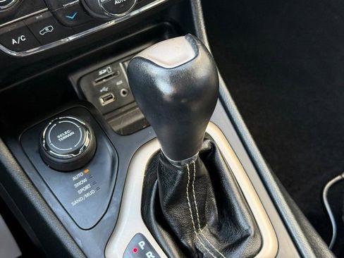 Used 2016 Jeep Cherokee Latitude w/ Comfort & Convenience Group image 26